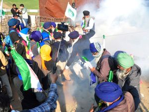 Supporting image for story: Police in India clash with farmers during protest march over crop prices
