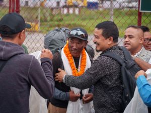Supporting image for story: Everest guide scales peak for 29th time