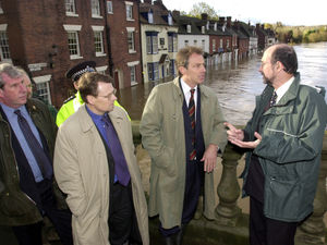 Supporting image for story: Flashback to 2000: PM Blair pays visit as region hit by flooding