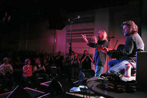 Supporting image for story: Bob's acoustic show is a family affair