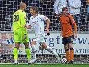 Supporting image for story: Henry hits out after Wolves' 'rubbish' start