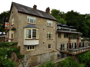 Supporting image for story: Listed riverside pub plans to replace terrace with bedrooms