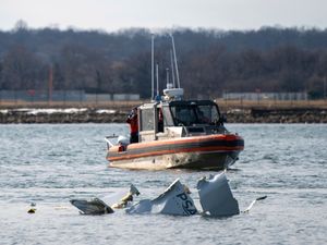 Supporting image for story: No survivors confirmed in Washington DC mid-air collision