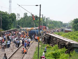 Supporting image for story: Two dead and 20 injured as passenger train derails in India