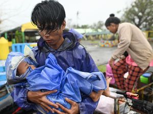 Supporting image for story: UN makes plea for help after typhoon slams into Philippines