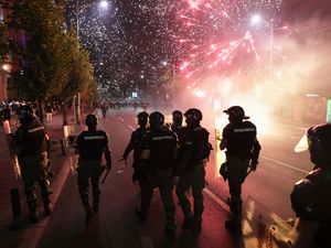 Supporting image for story: Serbia’s police detain hundreds during violent anti-government protests