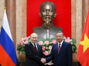 Supporting image for story: Putin signs deals with Vietnam in bid to shore up ties in Asia
