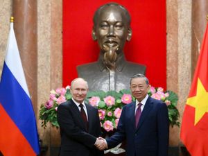 Supporting image for story: Putin signs deals with Vietnam in bid to shore up ties in Asia