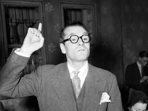 Supporting image for story: Laurence Olivier among figures honoured by new London Blue Plaques