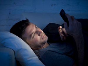 Supporting image for story: This is what happens to your brain when you use your smartphone at bedtime
