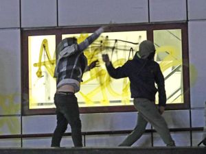 Supporting image for story: Police pledge more arrests after officers injured in ‘dreadful’ Bristol riot