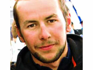 Supporting image for story: Explorer Finn Walton's Pole date with Helen Skelton