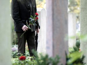 Supporting image for story: Police probe after QR-code stickers appear on 1,000 Munich graves