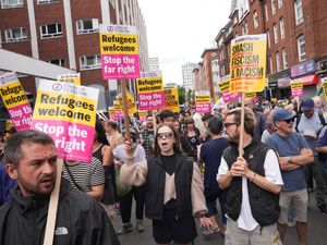 Supporting image for story: Rival groups gather as asylum hotel protest begins