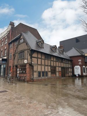 400 year-old Wolverhampton landmark known as Lindy Lou's goes under the hammer