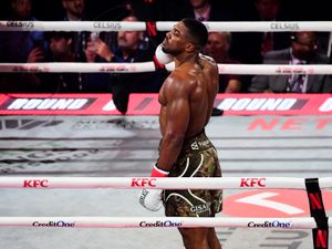 Supporting image for story: Anthony Joshua takes six rounds to overcome Youtuber-turned-boxer Jake Paul