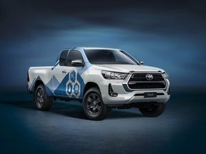 Supporting image for story: Toyota to develop hydrogen fuel-cell pick-up in the UK