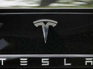 Supporting image for story: Tesla to offer free unlimited charging for Model S and Model X cars