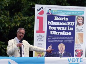 Supporting image for story: Farage says he would ‘never, ever defend’ Putin as he ramps up row with Johnson