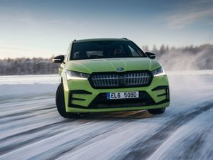 Supporting image for story: Skoda takes new world records with Enyaq ice drift