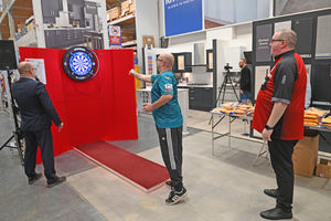 Stephen Bunting takes on Chris Perkins-Skillern