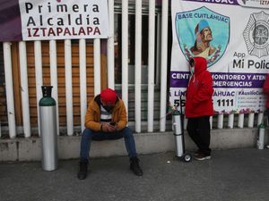 Supporting image for story: Oxygen tanks in short supply in Mexico as Covid-19 death toll soars