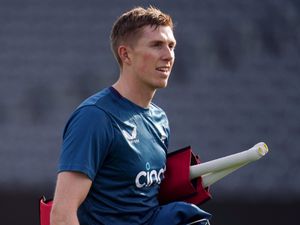 Supporting image for story: England batter Zak Crawley signs new Kent deal running to end of 2025 campaign
