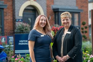 B&DWM - SGB-50517 - DWH Sales Adviser Dana meets Tina Cooke from the Cuan Wildlife Rescue Centre