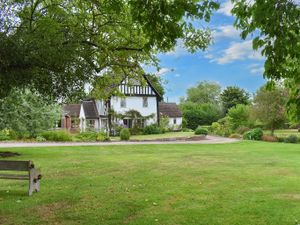 Supporting image for story: Inside stunning 16th century house in rural Worcestershire for sale at £1.1 million