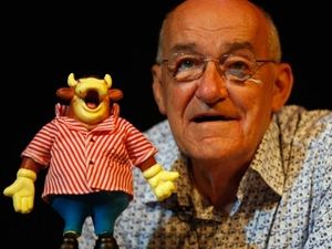 Supporting image for story: Bullseye icon Jim Bowen dies, aged 80