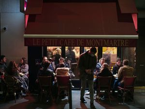 Supporting image for story: Paris bars to close as virus alert is raised to maximum