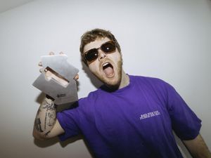 Supporting image for story: Alex Warren named US male artist with longest-running UK number one single