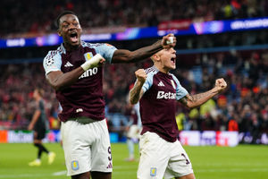 Aston Villa's Jhon Duran (left) and Lucas Digne celebrate 