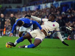 Supporting image for story: Subdued Chelsea slip further behind Liverpool following goalless draw at Everton