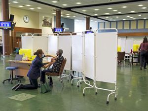 Supporting image for story: Targeted testing to be rolled out as over-80s get vaccine invites