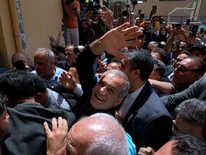 Supporting image for story: Polls close in Iran’s runoff presidential election