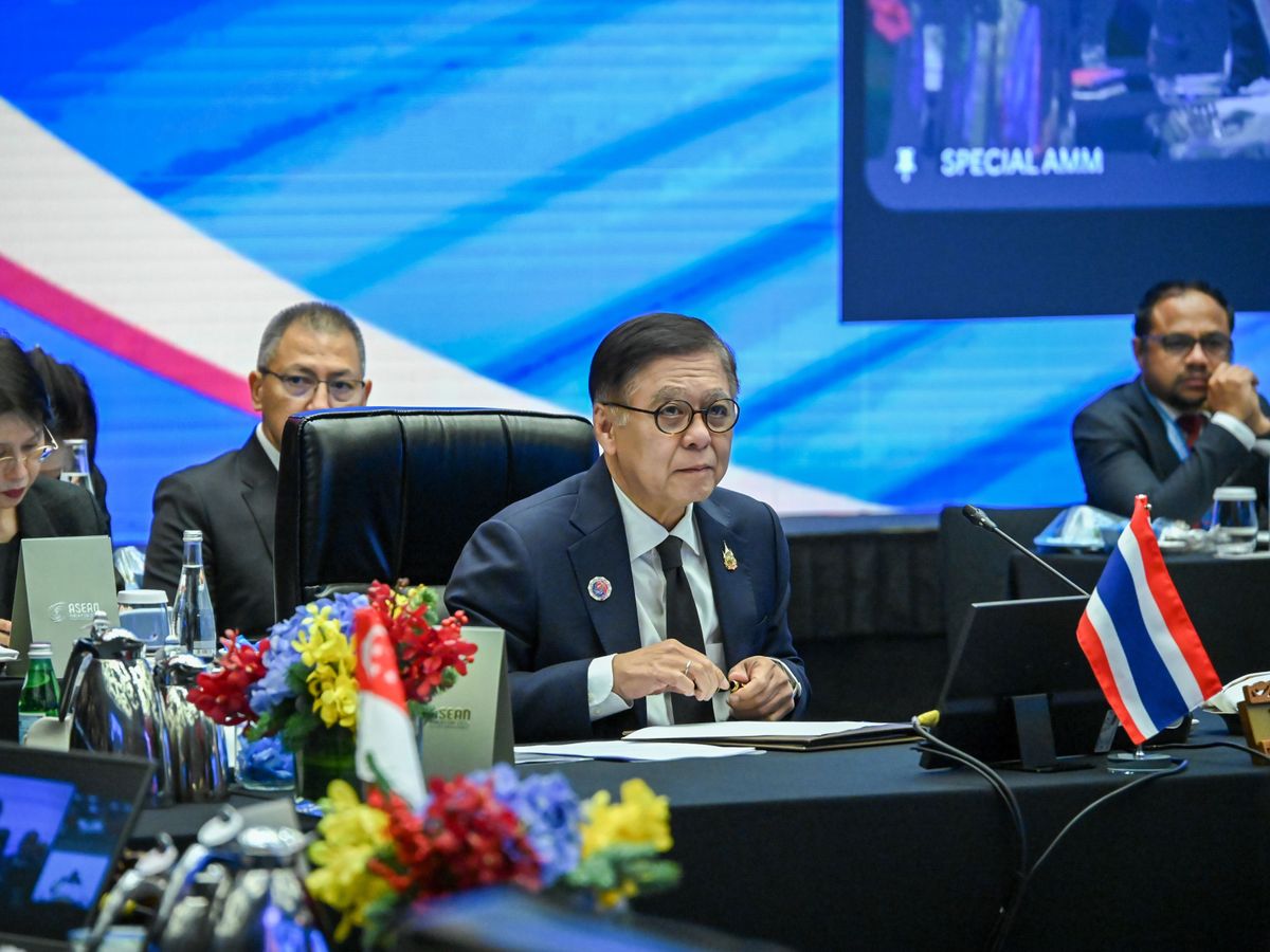 Thai and Cambodian top diplomats meet in China to solidify ceasefire