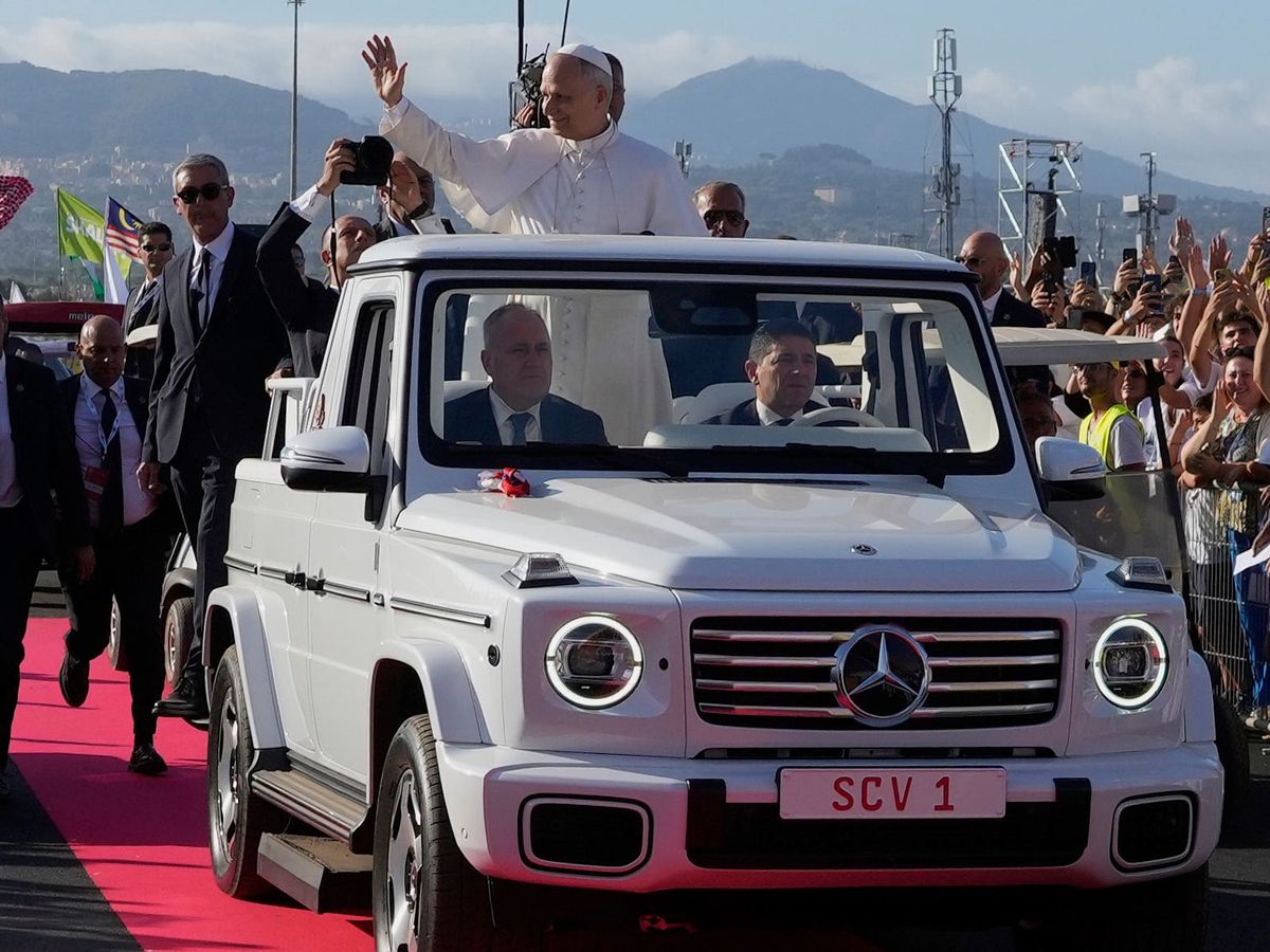 Pope urges crowd of one million young Catholics to &lsquo;spread enthusiasm and faith&rsquo;