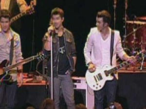 Supporting image for story: The Jonas Brothers perform L.A Baby