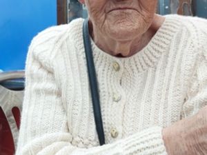 Supporting image for story: Do you know this woman? Police appeal for help in finding relatives