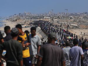 Supporting image for story: Thousands on move in Gaza as ceasefire comes into effect