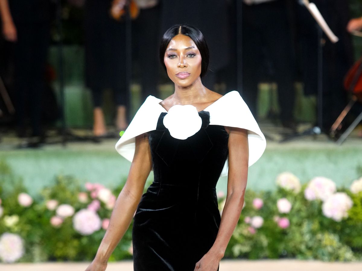 Naomi Campbell steals the show at catwalk for London Fashion Week