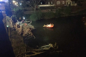 Supporting image for story: Men rescued from stranded dinghy in River Severn at Bridgnorth