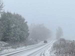 Supporting image for story: Snow and ice warnings as winter chill sets in