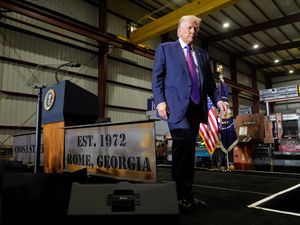 Supporting image for story: Trump ‘doesn’t know if aliens are real’ but directs release of UFO files