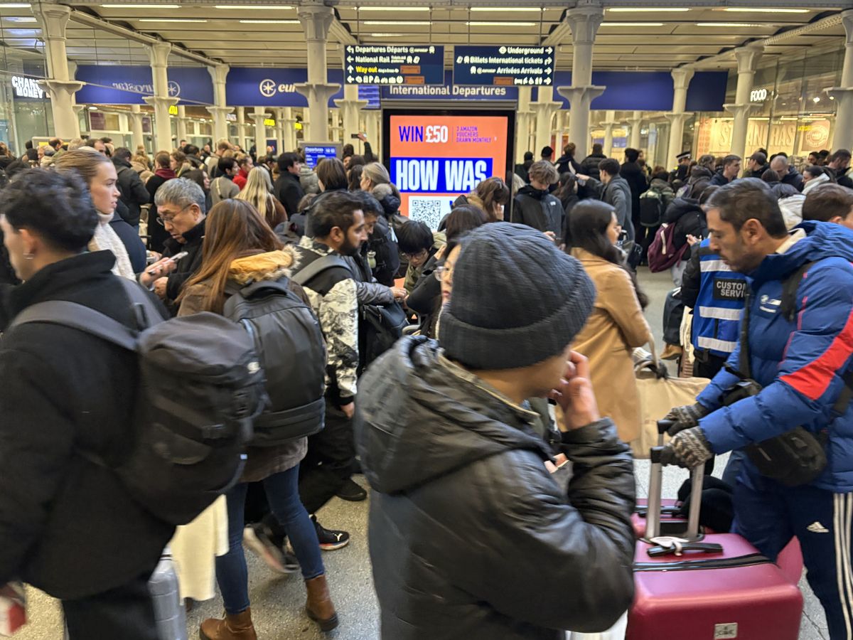 Passengers warned of more delays as Eurostar services resume