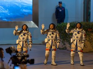 Supporting image for story: Three astronauts return to Earth after six months on China’s space station