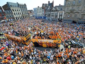 Supporting image for story: Thousands fill streets to party with Wolves