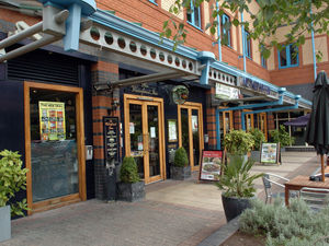 Supporting image for story: Man threatened pub barmaids with Taser at Waterfront Inn pub
