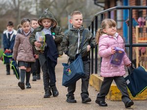 Supporting image for story: Facemasks in class will not be mandatory due to pupil anxiety, minister says